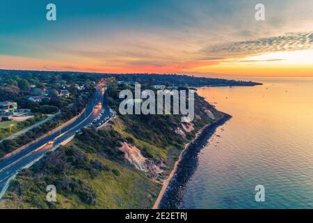 Vue aérienne de l'autoroute de Nepean en passant par Olivers Hill à Frankston, Victoria, au coucher du soleil Banque D'Images