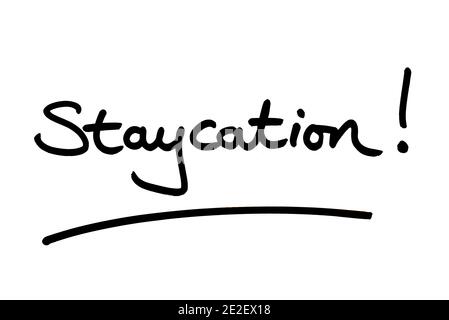 Le mot Staycation! manuscrit sur fond blanc. Banque D'Images