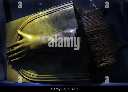 Décorations en bronze des navires Nemi au Musée Massimo de Rome, Italie, le 19 décembre 2011. Après des mois de travail et de recherche, les salles des 'sculptures idéale' du musée Massimo s'ouvrent avec une nouvelle exposition . Les chefs-d'œuvre des sculptures anciennes brillent maintenant une nouvelle lumière, dans un nouvel espace qui aide à comprendre leur valeur historique et émotionnelle. Le nouveau système d'exposition plonge les visiteurs dans la culture artistique de la Rome antique, qui a été inspirée par l'art de la Grèce antique. Ce palais du XIXe siècle de style néo-Renaissance abrite l'une des plus importantes collections de classe Banque D'Images