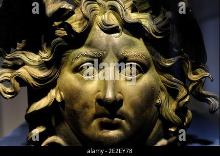 Chef de Medusa , appareil décoratif des navires Nemi au Musée Massimo de Rome, Italie, le 19 décembre 2011. Après des mois de travail et de recherche, les salles des 'sculptures idéale' du musée Massimo s'ouvrent avec une nouvelle exposition . Les chefs-d'œuvre des sculptures anciennes brillent maintenant une nouvelle lumière, dans un nouvel espace qui aide à comprendre leur valeur historique et émotionnelle. Le nouveau système d'exposition immerge les visiteurs dans la culture artistique de la Rome antique, qui a été inspirée par l'art de la Grèce antique. Ce palais du XIXe siècle dans le style néo-Renaissance abrite l'un des plus importants c Banque D'Images