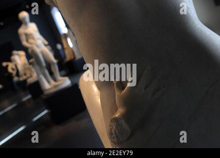 Statue de ' Aphrodite baignade ' au Musée Massimo de Rome, Italie, le 19 décembre 2011. Après des mois de travail et de recherche, les salles des 'sculptures idéale' du musée Massimo s'ouvrent avec une nouvelle exposition . Les chefs-d'œuvre des sculptures anciennes brillent maintenant une nouvelle lumière, dans un nouvel espace qui aide à comprendre leur valeur historique et émotionnelle. Le nouveau système d'exposition plonge les visiteurs dans la culture artistique de la Rome antique, qui a été inspirée par l'art de la Grèce antique. Ce palais du XIXe siècle de style néo-Renaissance abrite l'une des plus importantes collections de classique Banque D'Images