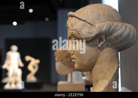 Statue de « une divinité féminine » au Musée Massimo de Rome, Italie, le 19 décembre 2011. Après des mois de travail et de recherche, les salles des 'sculptures idéale' du musée Massimo s'ouvrent avec une nouvelle exposition . Les chefs-d'œuvre des sculptures anciennes brillent maintenant une nouvelle lumière, dans un nouvel espace qui aide à comprendre leur valeur historique et émotionnelle. Le nouveau système d'exposition plonge les visiteurs dans la culture artistique de la Rome antique, qui a été inspirée par l'art de la Grèce antique. Ce palais du XIXe siècle de style néo-Renaissance abrite l'une des plus importantes collections d'art classique Banque D'Images