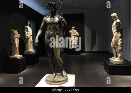 Statue de Dionysos au Musée Massimo de Rome, Italie, le 19 décembre 2011. Après des mois de travail et de recherche, les salles des 'sculptures idéale' du musée Massimo s'ouvrent avec une nouvelle exposition . Les chefs-d'œuvre des sculptures anciennes brillent maintenant une nouvelle lumière, dans un nouvel espace qui aide à comprendre leur valeur historique et émotionnelle. Le nouveau système d'exposition immerge les visiteurs dans la culture artistique de la Rome antique, qui a été inspirée par l'art de la Grèce antique. Ce palais du XIXe siècle de style néo-Renaissance abrite l'une des plus importantes collections d'art classique dans l'art de l'art Banque D'Images