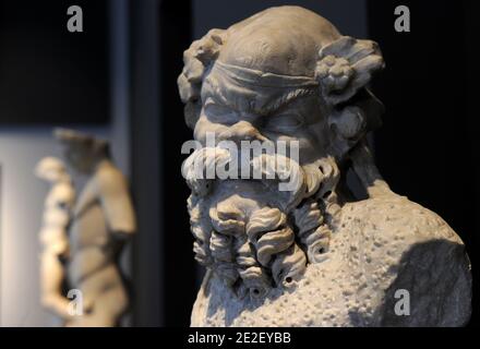 Statue de Papposilenos, le vieux Silenus représenté de façon caricaturale au Musée Massimo de Rome, Italie, le 19 décembre 2011. Après des mois de travail et de recherche, les salles des 'sculptures idéale' du musée Massimo s'ouvrent avec une nouvelle exposition . Les chefs-d'œuvre des sculptures anciennes brillent maintenant une nouvelle lumière, dans un nouvel espace qui aide à comprendre leur valeur historique et émotionnelle. Le nouveau système d'exposition immerge les visiteurs dans la culture artistique de la Rome antique, qui a été inspirée par l'art de la Grèce antique ce palais du XIXe siècle dans le style néo-Renaissance maisons l'un des th Banque D'Images