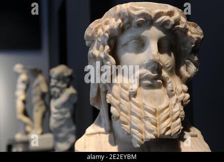 Statue de 'Dionyse' au Musée Massimo de Rome, Italie, le 19 décembre 2011. Après des mois de travail et de recherche, les salles des 'sculptures idéale' du musée Massimo s'ouvrent avec une nouvelle exposition . Les chefs-d'œuvre des sculptures anciennes brillent maintenant une nouvelle lumière, dans un nouvel espace qui aide à comprendre leur valeur historique et émotionnelle. Le nouveau système d'exposition plonge les visiteurs dans la culture artistique de la Rome antique, qui a été inspirée par l'art de la Grèce antique. Ce palais du XIXe siècle de style néo-Renaissance abrite l'une des plus importantes collections d'art classique de la Banque D'Images