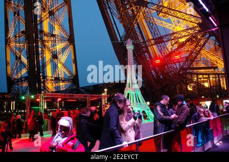 Patineurs planant sur la glace au premier étage de la Tour Eiffel, à 57 mètres au-dessus du rez-de-chaussée, au premier étage de la Tour Eiffel à Paris, France, le 20 décembre 2011. La patinoire ne sera en service que jusqu'au 1er février. C'est la deuxième année consécutive que la patinoire s'ouvre à la Tour Eiffel. Avec une superficie de 200 mètres carrés (2,150 pieds carrés), elle ne représente qu'un tiers de la superficie de la célèbre patinoire du Rockefeller Center de New York. L'année dernière, plus de 1,000 patineurs ont visité la surface gelée de la Tour, surnommée « un succès populaire » par les organisateurs de l'initiative. On peut louer des patins pour 5 Banque D'Images