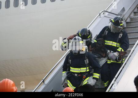 Les secouristes qui démontrent leurs compétences au cours d'un exercice à grande échelle à l'aéroport international d'Allama Iqbal. L'Autorité de l'aviation civile a organisé l'exercice pour vérifier l'adéquation de l'urgence de l'aéroport et de la situation du pays les forces pakistanaises se battent contre des terroristes récemment, des militants ont attaqué la base navale de Mehran à Karachi au Pakistan. À lahore, au Pakistan, le 29 décembre 2011. Photo Irfan Ali/ABACAPRESS.COM Banque D'Images