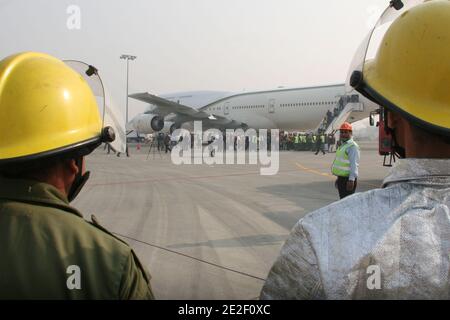 Les secouristes qui démontrent leurs compétences au cours d'un exercice à grande échelle à l'aéroport international d'Allama Iqbal. L'Autorité de l'aviation civile a organisé l'exercice pour vérifier l'adéquation de l'urgence de l'aéroport et de la situation du pays les forces pakistanaises se battent contre des terroristes récemment, des militants ont attaqué la base navale de Mehran à Karachi au Pakistan. À lahore, au Pakistan, le 29 décembre 2011. Photo Irfan Ali/ABACAPRESS.COM Banque D'Images