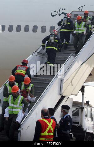 Les secouristes qui démontrent leurs compétences au cours d'un exercice à grande échelle à l'aéroport international d'Allama Iqbal. L'Autorité de l'aviation civile a organisé l'exercice pour vérifier l'adéquation de l'urgence de l'aéroport et de la situation du pays les forces pakistanaises se battent contre des terroristes récemment, des militants ont attaqué la base navale de Mehran à Karachi au Pakistan. À lahore, au Pakistan, le 29 décembre 2011. Photo Irfan Ali/ABACAPRESS.COM Banque D'Images