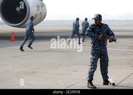 Les secouristes qui démontrent leurs compétences au cours d'un exercice à grande échelle à l'aéroport international d'Allama Iqbal. L'Autorité de l'aviation civile a organisé l'exercice pour vérifier l'adéquation de l'urgence de l'aéroport et de la situation du pays les forces pakistanaises se battent contre des terroristes récemment, des militants ont attaqué la base navale de Mehran à Karachi au Pakistan. À lahore, au Pakistan, le 29 décembre 2011. Photo Irfan Ali/ABACAPRESS.COM Banque D'Images