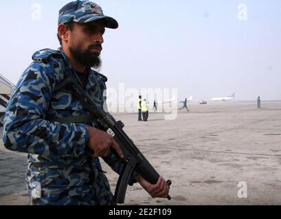 Les secouristes qui démontrent leurs compétences au cours d'un exercice à grande échelle à l'aéroport international d'Allama Iqbal. L'Autorité de l'aviation civile a organisé l'exercice pour vérifier l'adéquation de l'urgence de l'aéroport et de la situation du pays les forces pakistanaises se battent contre des terroristes récemment, des militants ont attaqué la base navale de Mehran à Karachi au Pakistan. À lahore, au Pakistan, le 29 décembre 2011. Photo Irfan Ali/ABACAPRESS.COM Banque D'Images