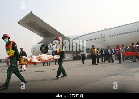 Les secouristes qui démontrent leurs compétences au cours d'un exercice à grande échelle à l'aéroport international d'Allama Iqbal. L'Autorité de l'aviation civile a organisé l'exercice pour vérifier l'adéquation de l'urgence de l'aéroport et de la situation du pays les forces pakistanaises se battent contre des terroristes récemment, des militants ont attaqué la base navale de Mehran à Karachi au Pakistan. À lahore, au Pakistan, le 29 décembre 2011. Photo Irfan Ali/ABACAPRESS.COM Banque D'Images