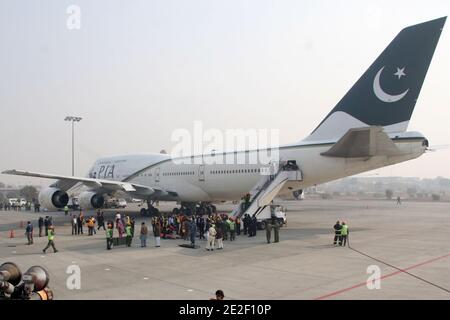 Les secouristes qui démontrent leurs compétences au cours d'un exercice à grande échelle à l'aéroport international d'Allama Iqbal. L'Autorité de l'aviation civile a organisé l'exercice pour vérifier l'adéquation de l'urgence de l'aéroport et de la situation du pays les forces pakistanaises se battent contre des terroristes récemment, des militants ont attaqué la base navale de Mehran à Karachi au Pakistan. À lahore, au Pakistan, le 29 décembre 2011. Photo Irfan Ali/ABACAPRESS.COM Banque D'Images