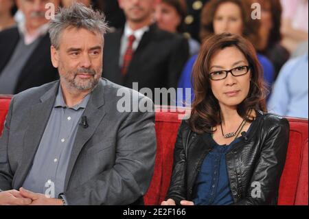 Luc Besson et Michelle Yeoh à l'enregistrement de vivre Dimanche le 15 novembre 2011 à Paris, France. Photo de Max Colin/ABACAPRESS.COM Banque D'Images