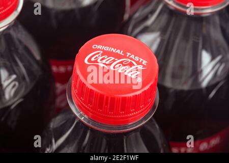 HUETTENBERB, ALLEMAGNE 2020-12-17: Bouchon de bouteille Coca Cola en détail. Coca-Cola est une boisson gazeuse vendue en magasin, dans le monde entier. Banque D'Images