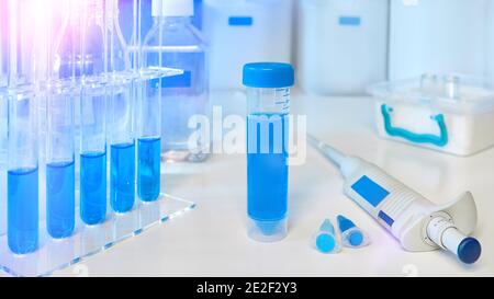 Science et biologie moléculaire, image panoramique. Tubes en plastique pour l'analyse pcr de l'adn et de l'arn, pipette automatique et tubes avec réactifs Banque D'Images