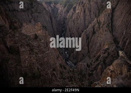 Au loin de Gunnison River dans le Canyon, vue sur le Colorado National Stationnement Banque D'Images