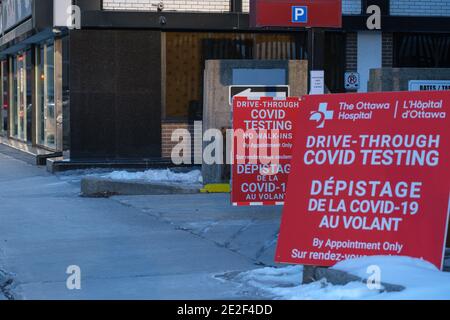 Ottawa (Ontario), Canada - le 8 janvier 2021 : signe au 63, rue Albert, diriger les conducteurs vers les tests COVID-19 effectués par l'Hôpital d'Ottawa à Banque D'Images