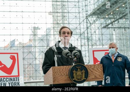 New York, États-Unis. 13 janvier 2021. Le Dr Howard Zucker, commissaire du département de la Santé du NYS, parle lors de l'ouverture du site de vaccination au Centre Jacob Javits. Le personnel de soins de santé, les médecins légistes, les funéraires, les coroners, les travailleurs essentiels, les policiers, les pompiers, les personnes de plus de 65 ans et plus sont actuellement admissibles à la vaccination dans l'État de New York. (Photo de Lev Radin/Pacific Press) crédit: Pacific Press Media production Corp./Alay Live News Banque D'Images