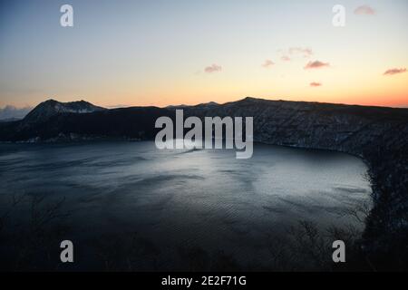 Lever du soleil sur le lac Mashū à Hokkaido, Japon. Banque D'Images