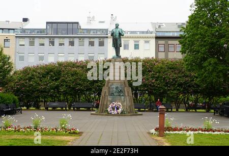 Reykjavik, Islande - 20 juin 2019 - statue de Jon Sigurdsson près du parc Austurvöllur dans la ville en été Banque D'Images