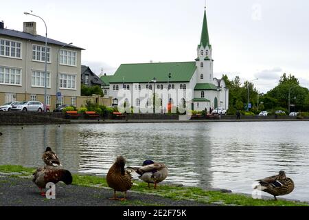 Reykjavik, Islande - 21 juin 2019 - vue sur l'église Fríkirkjan au bord du lac en été Banque D'Images