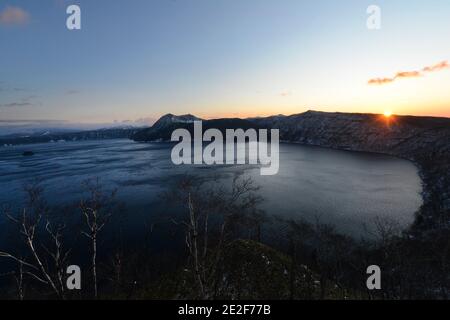 Lever du soleil sur le lac Mashū à Hokkaido, Japon. Banque D'Images