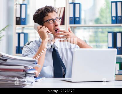 Le fatigué épuisé portrait dans le bureau Banque D'Images