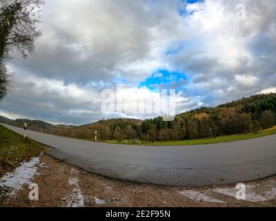 Prise de vue ultra grand-angle d'une route menant à la belle Forêt bavaroise Banque D'Images