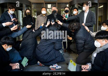 Séoul, Bucheon, Corée du Sud. 14 janvier 2021. CHO WON-JIN (au centre), chef de l'extrême-droite de notre parti républicain en Corée du Sud, quitte la Cour suprême de Corée le jeudi 14 janvier 2021 après que le président renversé Park Geun-hye ait été ranimé à 20 ans de prison et 18 milliards d'euros d'amende pour corruption qui a entraîné sa destitution en 2017. Credit: Jintak Han/ZUMA Wire/Alay Live News Banque D'Images