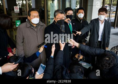 Séoul, Bucheon, Corée du Sud. 14 janvier 2021. CHO WON-JIN (au centre), chef de l'extrême-droite de notre parti républicain en Corée du Sud, quitte la Cour suprême de Corée le jeudi 14 janvier 2021 après que le président renversé Park Geun-hye ait été ranimé à 20 ans de prison et 18 milliards d'euros d'amende pour corruption qui a entraîné sa destitution en 2017. Credit: Jintak Han/ZUMA Wire/Alay Live News Banque D'Images