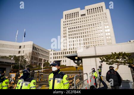 Séoul, Bucheon, Corée du Sud. 14 janvier 2021. Garde de police la Cour suprême de Corée jeudi 14 janvier 2021 en prévision des manifestations contre le président renversé Park Geun-hye, qui a été ranimé à 20 ans de prison et à 18 milliards d'amende pour corruption qui a entraîné sa destitution en 2017. Credit: Jintak Han/ZUMA Wire/Alay Live News Banque D'Images