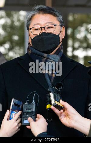 Séoul, Bucheon, Corée du Sud. 14 janvier 2021. CHO WON-JIN, chef de l'extrême-droite de notre parti républicain en Corée du Sud, quitte la Cour suprême de Corée jeudi 14 janvier 2021 après que le président renversé Park Geun-hye ait été ranimé à 20 ans de prison et qu'une amende de 18 milliards a été enjouée pour corruption qui a entraîné sa destitution en 2017. Credit: Jintak Han/ZUMA Wire/Alay Live News Banque D'Images