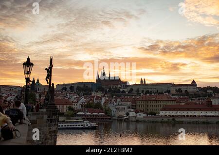 Coucher de soleil sur la Vltava vu du pont Charles en direction du château dans la ville historique de Prague, en Tchéquie. Banque D'Images