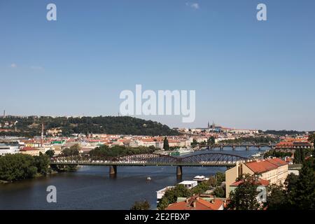 Vue sur les trains traversant le pont ferroviaire au-dessus de la Vltava (Moldau) depuis la forteresse de Vysehrad, un jour d'été à Prague, en Tchéquie. Banque D'Images