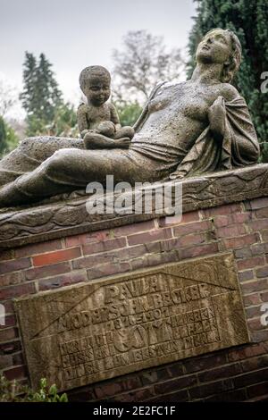 Worpswede, Allemagne. 08 janvier 2021. Sur la tombe de l'artiste Paula Modersohn-Becker se trouve une sculpture, créée par le sculpteur Bernhard Hoetger. Cinq nouveaux sites pour femmes sont créés en Basse-Saxe cette année, commémorant une impératrice du Moyen-âge, deux femmes artistes, une femme d'affaires et un adversaire de l'énergie nucléaire. Credit: Sina Schuldt/dpa/Alay Live News Banque D'Images