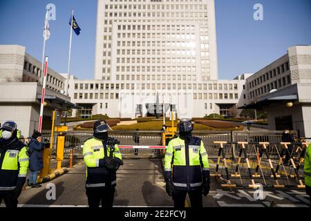 Séoul, Bucheon, Corée du Sud. 14 janvier 2021. Garde de police la Cour suprême de Corée jeudi 14 janvier 2021 en prévision des manifestations contre le président renversé Park Geun-hye, qui a été ranimé à 20 ans de prison et à 18 milliards d'amende pour corruption qui a entraîné sa destitution en 2017. Credit: Jintak Han/ZUMA Wire/Alay Live News Banque D'Images