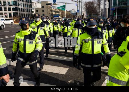 Séoul, Bucheon, Corée du Sud. 14 janvier 2021. La police remplit les rues devant la Cour suprême de Corée le jeudi 14 janvier 2021 en prévision des manifestations contre le président renversé Park Geun-hye, qui a été ranimé à 20 ans de prison et une amende de 18 milliard pour corruption qui a entraîné son impeachment en 2017. Credit: Jintak Han/ZUMA Wire/Alay Live News Banque D'Images