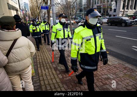 Séoul, Bucheon, Corée du Sud. 14 janvier 2021. La police remplit les rues devant la Cour suprême de Corée le jeudi 14 janvier 2021 en prévision des manifestations contre le président renversé Park Geun-hye, qui a été ranimé à 20 ans de prison et une amende de 18 milliard pour corruption qui a entraîné son impeachment en 2017. Credit: Jintak Han/ZUMA Wire/Alay Live News Banque D'Images