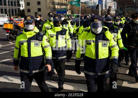 Séoul, Bucheon, Corée du Sud. 14 janvier 2021. La police remplit les rues devant la Cour suprême de Corée le jeudi 14 janvier 2021 en prévision des manifestations contre le président renversé Park Geun-hye, qui a été ranimé à 20 ans de prison et une amende de 18 milliard pour corruption qui a entraîné son impeachment en 2017. Credit: Jintak Han/ZUMA Wire/Alay Live News Banque D'Images