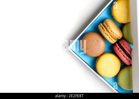 Petits macarons colorés dans la boîte avec espace de copie Banque D'Images