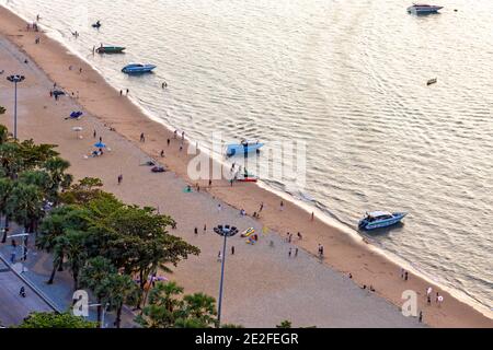 Scène de plage en soirée, Pattaya, Chon Buri, Thaïlande Banque D'Images