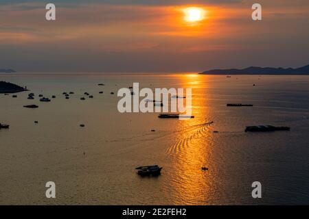 Coucher de soleil sur la mer à Pattaya, Chon Buri, Thaïlande Banque D'Images