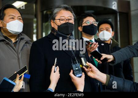 Séoul, Bucheon, Corée du Sud. 14 janvier 2021. CHO WON-JIN (au centre), chef de l'extrême-droite de notre parti républicain en Corée du Sud, quitte la Cour suprême de Corée jeudi, après que le président renversé Park Geun-hye ait été ranimé à 20 ans de prison et 18 milliards d'amende pour corruption qui a entraîné sa destitution en 2017. Credit: Jintak Han/ZUMA Wire/Alay Live News Banque D'Images