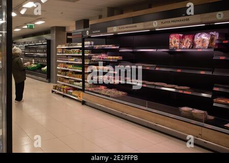 Madrid, Espagne. 13 janvier 2021. Une femme se tient devant la tablette dans un supermarché à Madrid, Espagne, le 13 janvier 2021. Mardi, le gouvernement espagnol a confirmé la mort de cinq personnes liées à la tempête Filomena, qui a entraîné des chutes de neige record dans le centre et l'est de l'Espagne et des inondations dans certaines parties du sud du pays. Credit: Meng Dingbo/Xinhua/Alay Live News Banque D'Images