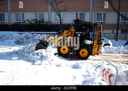 Madrid, Espagne. 13 janvier 2021. Un véhicule élimine la neige de la route à Madrid, Espagne, le 13 janvier 2021. Mardi, le gouvernement espagnol a confirmé la mort de cinq personnes liées à la tempête Filomena, qui a entraîné des chutes de neige record dans le centre et l'est de l'Espagne et des inondations dans certaines parties du sud du pays. Credit: Meng Dingbo/Xinhua/Alay Live News Banque D'Images