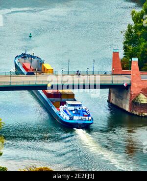 Francfort, Allemagne, 2 octobre 2019 : vue aérienne d'un cargo chargé de conteneurs passant sous un pont au-dessus de la rivière main dans le centre-ville de Frankf Banque D'Images