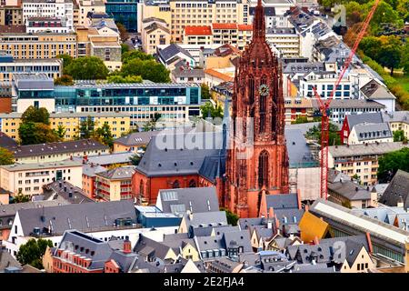 Francfort, Allemagne, 2 octobre 2019 : vue aérienne de la cathédrale historique de Francfort, un bâtiment sacré construit en briques rouges dans le centre-ville Banque D'Images