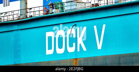 Hambourg, Allemagne, 16 janvier 2020 : gros plan du lettrage du Dock V dans le port de Hambourg en face des étapes d'atterrissage Banque D'Images