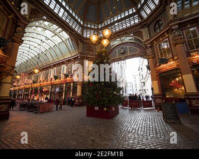 Vue panoramique sur l'historique Leadenhall intérieur marché couvert Gracechurch street Square Londres Angleterre Grande-Bretagne GB Royaume-Uni Europe Banque D'Images